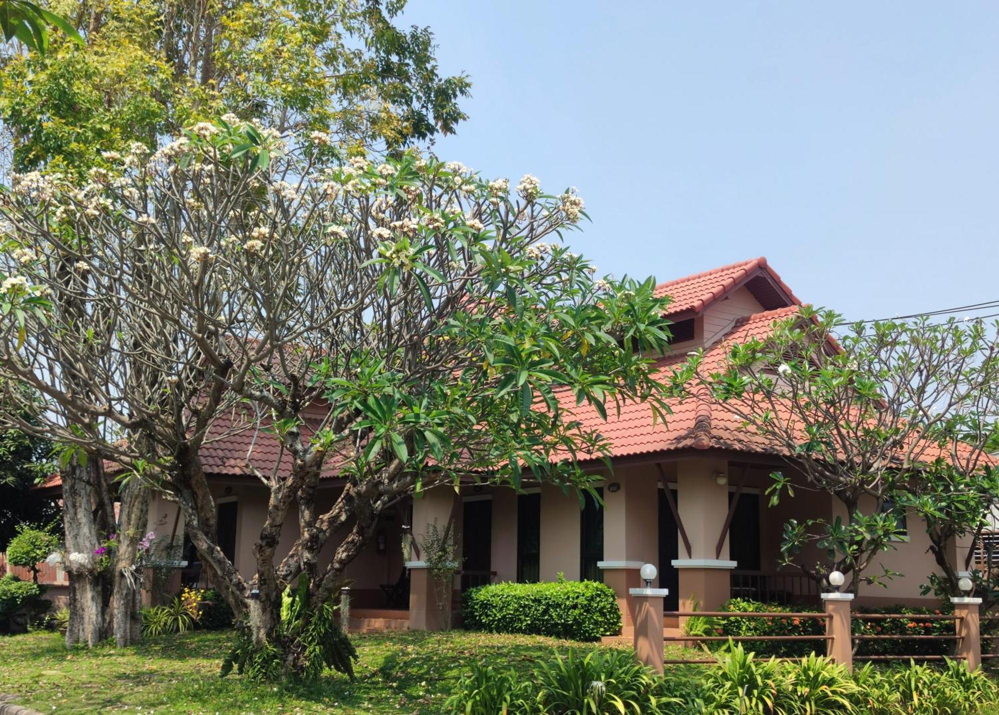 Areena Resort And Hotel 우따라딧 외부 사진